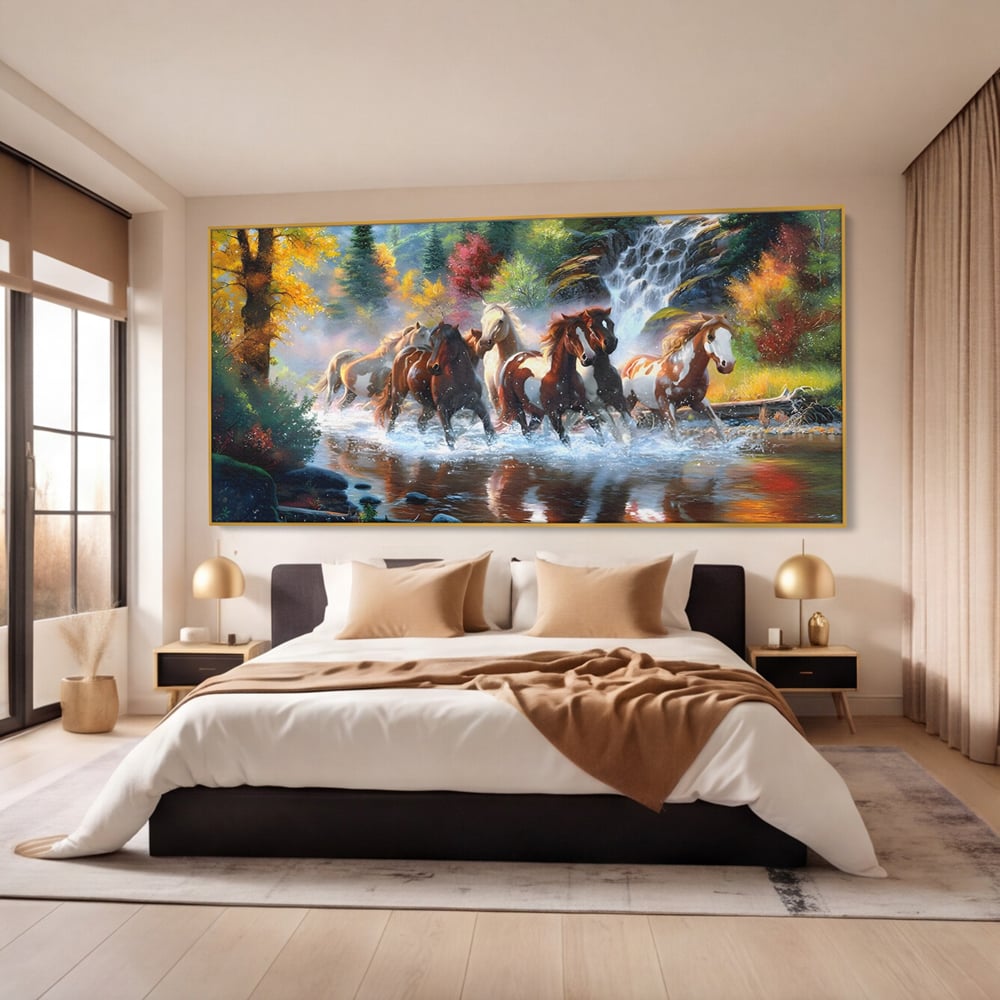 Tablou canvas cu tablou canvas cu cai galopand prin apa, in rama de aluminiu auriu, pe perete intr-un dormitor